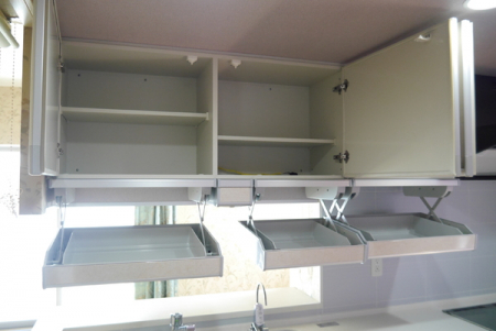 キッチン　スライド式の収納が付いた吊戸棚。収納力もあり見た目もすっきりキレイです♪